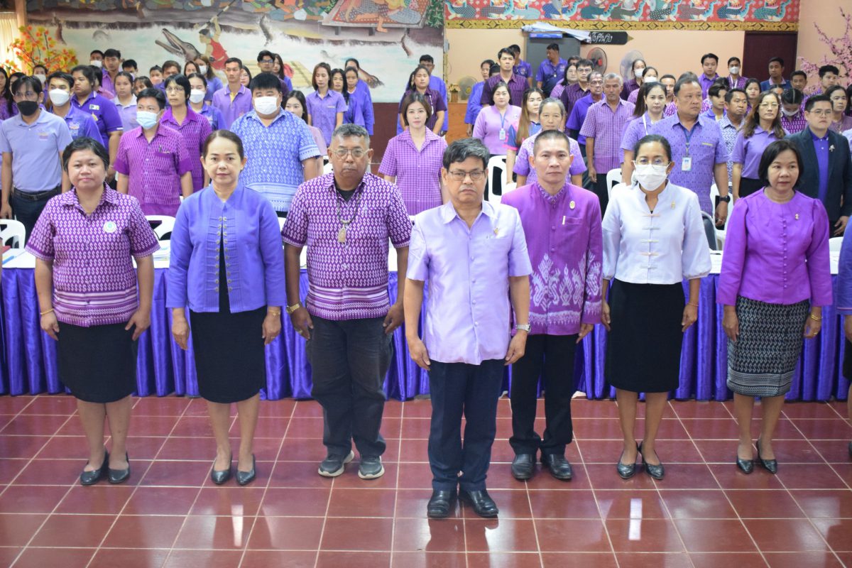 ร่วมกันร้องเพลงสรรเสริญพระบารมี และร่วมร้องเพลง ในอุ่นอ้อมอกมั่นคง